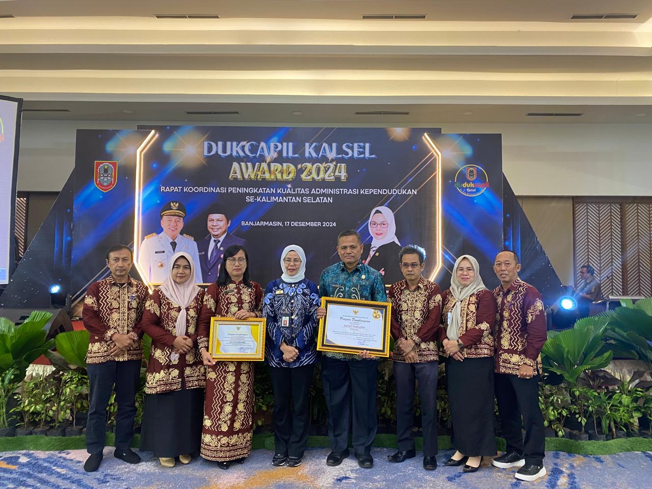 RAIH DUA PENGHARGAAN DARI GUBERNUR KALSEL