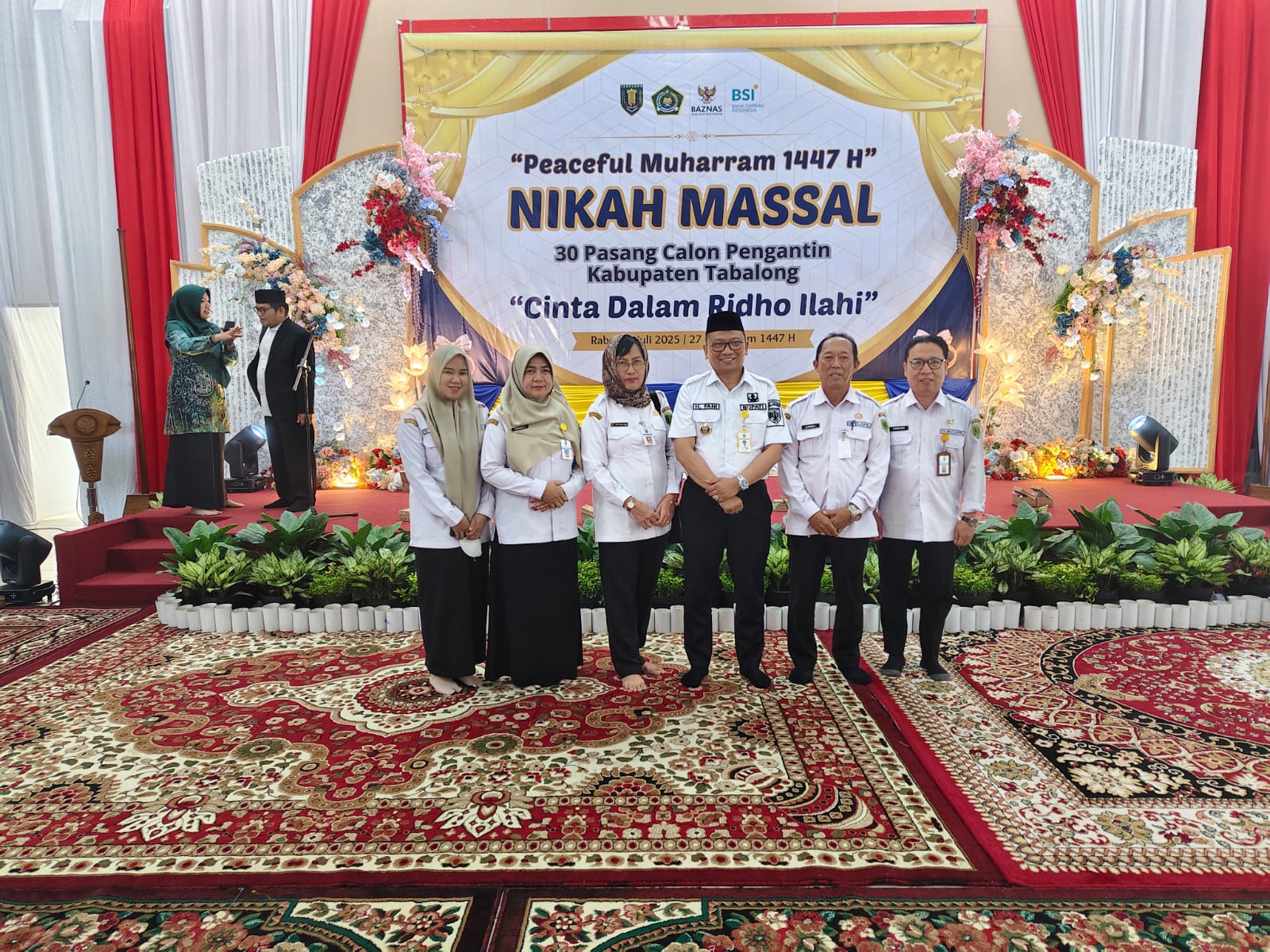 Penyerahan KK dan KTP Kepada Peserta Nikah Masal